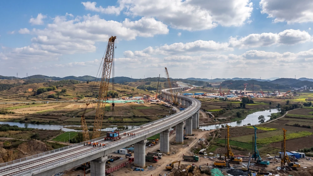 Yeni YHT hattı inşaatında yükseltilmiş ray bölümleri