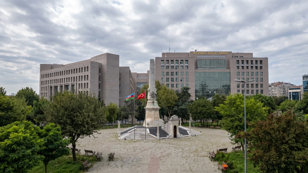 Abide-i Hürriyet Anıtı, bayraklar ve arkadaki İstanbul Adalet Sarayı binası