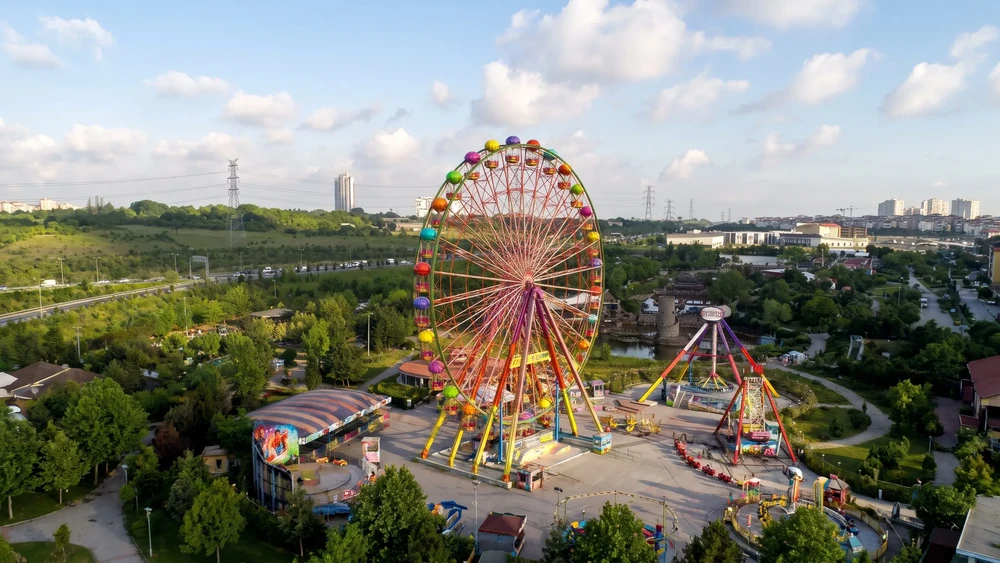 Adapark lunaparkındaki dönme dolap ve çevresindeki oyuncaklar