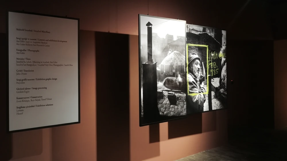 Ara Güler Müzesi sergi salonunda duvara asılı siyah-beyaz fotoğraflar ve künye panosu