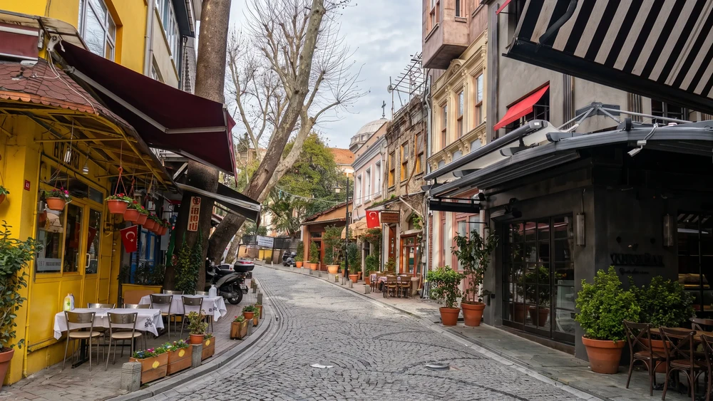 Boğaz kıyısında pembe, mor ve beyaz renkli, balkonlu ahşap evler