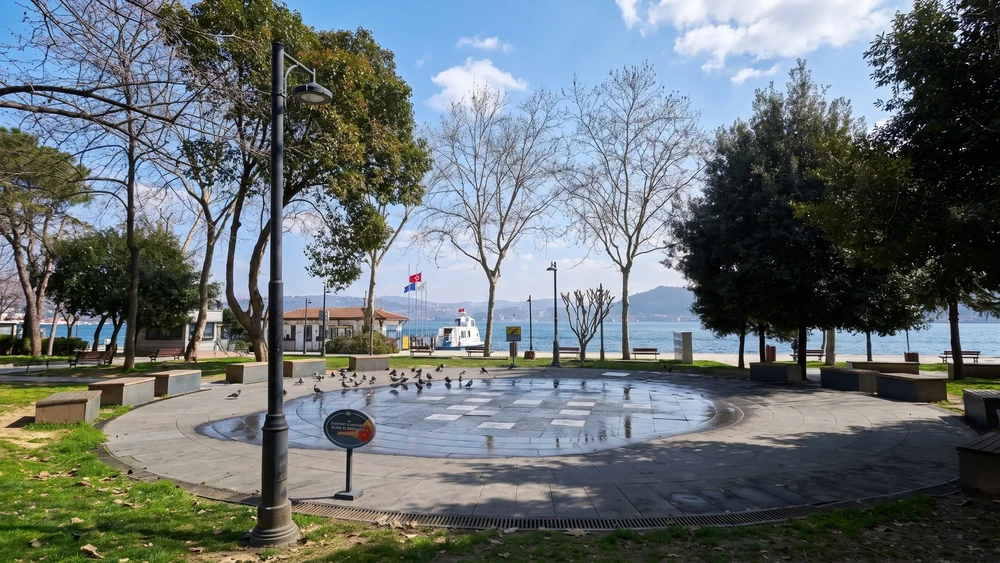 Bebek Parkı'nda Boğaz'a bakan fıskiyeli havuz ve çıplak ağaçlar