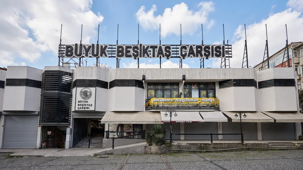 Büyük Beşiktaş Çarşısı tabelalı bina cephesi ve giriş merdivenleri.