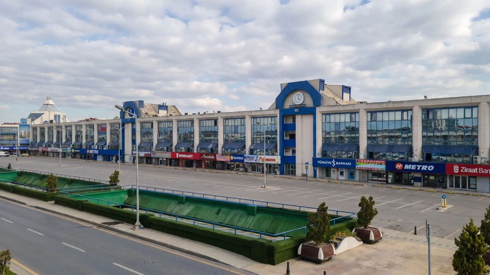 Büyük İstanbul Otogarı'nın caddeye bakan giriş cephesi