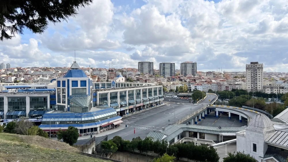 Büyük İstanbul Otogarı'ndaki otobüs peronları ve bağlantı yolları