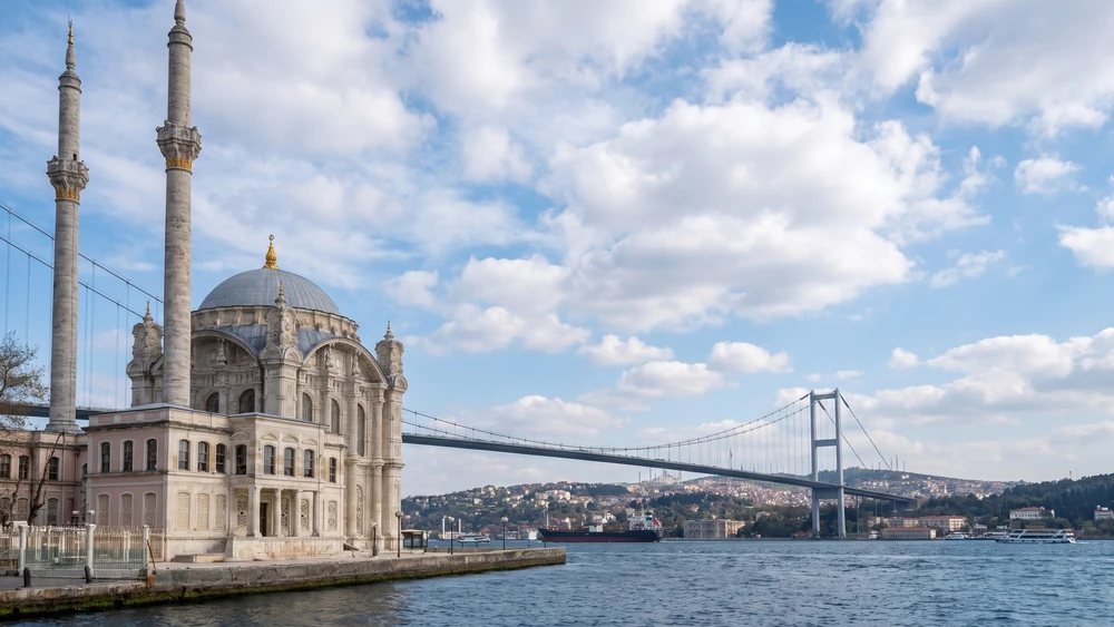 Büyük Mecidiye Camii'nin Neo-Barok cephesi, kubbesi ve minaresi, arkada Boğaziçi Köprüsü.