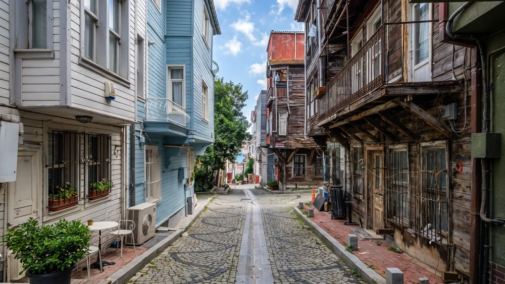 Arnavut kaldırımlı dar sokağın iki yanında ahşap cumbalı evler
