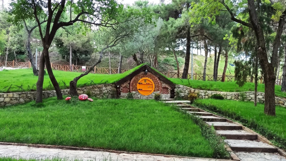 Darıca Hobbit Köyü alanında çim çatılı küçük ev