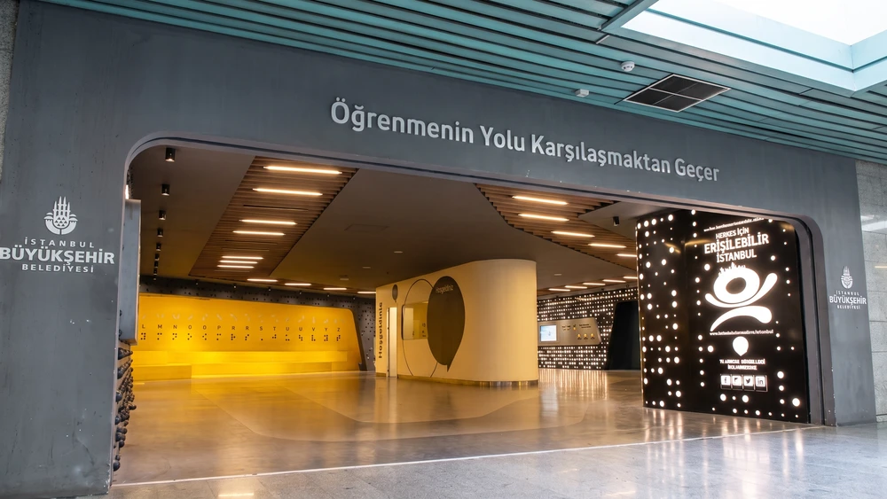 İstanbul Diyalog Müzesi girişi ve Öğrenmenin Yolu Karşılaşmaktan Geçer yazısı