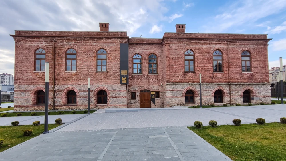 Kazlıçeşme Sanat'ın kırmızı tuğlalı eski askeri hastane binası cephesi