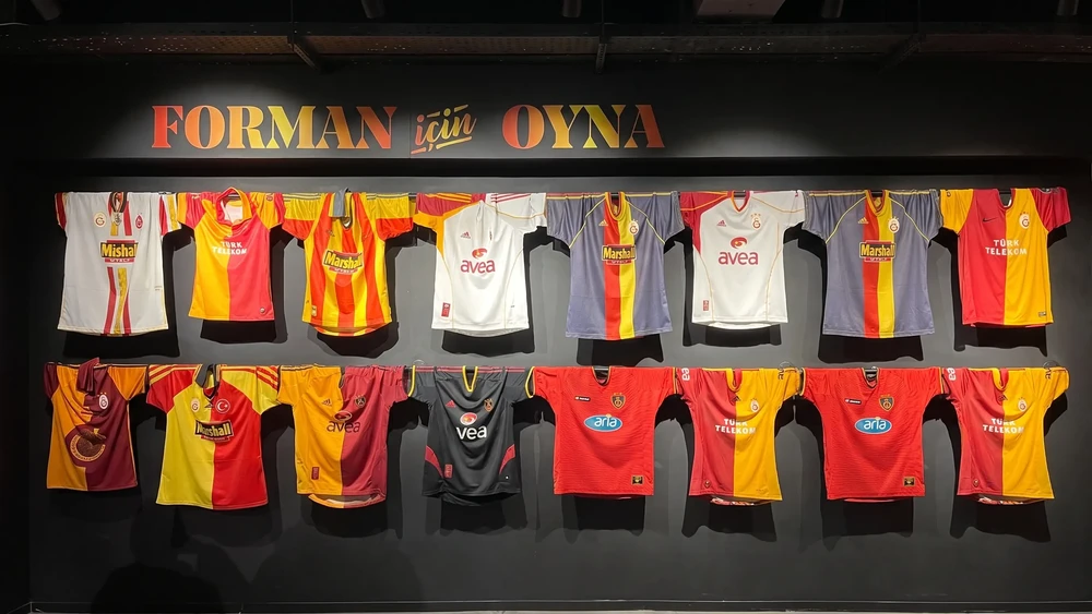Galatasaray Müzesi'nde Forman için oyna yazılı duvarda asılı eski formalar