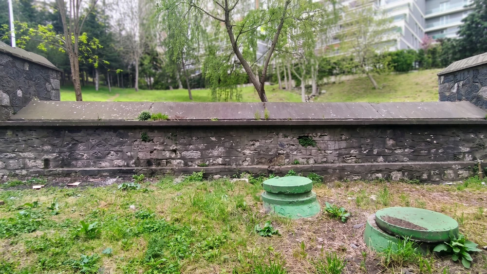 Gaziosmanpaşa'da park yamacı önünde görülen alçak taş Dolap Su Kemeri