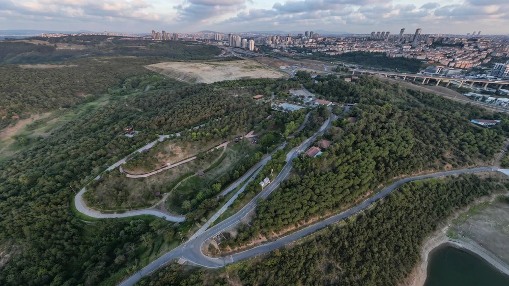 Gaziosmanpaşa Millet Bahçesi'nin orman, yollar ve yürüyüş parkurlarıyla havadan görünümü