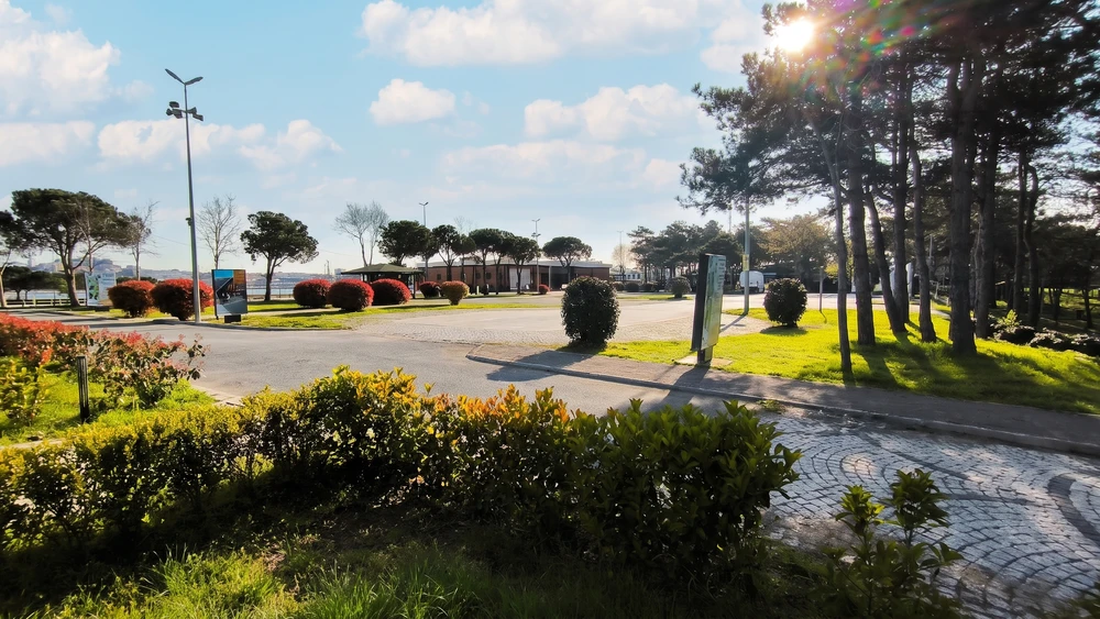 Gaziosmanpaşa Millet Bahçesi girişindeki peyzajlı açık otopark ve yürüyüş yolu
