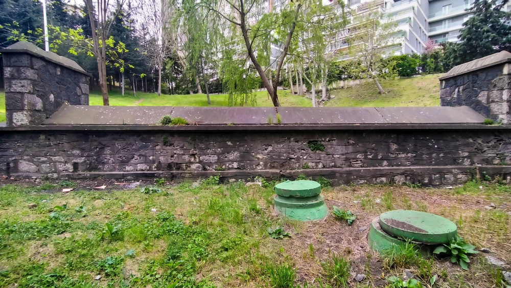 Gaziosmanpaşa'da park yamacı boyunca uzanan tarihî Dolap Su Kemeri taş duvarı