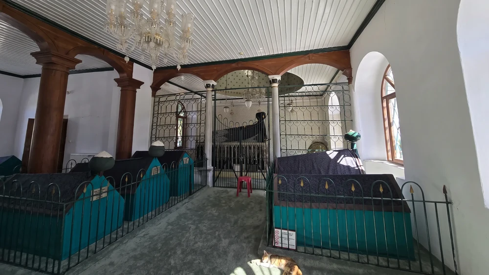 Merkez Efendi Türbesi'nin iç mekanında parmaklıklı sandukalar