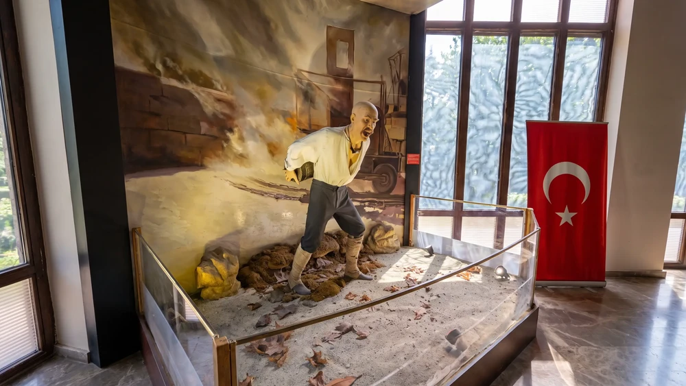 Mermi taşıyan figür, Türk bayrağı ve geniş pencereler bulunan müze diorama bölümü