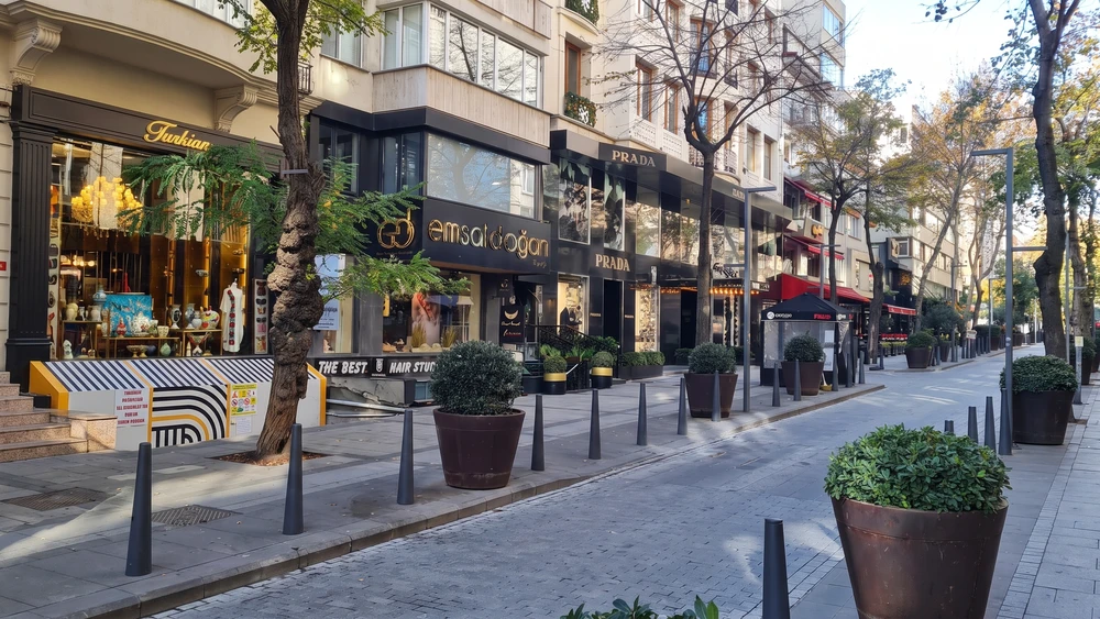 Nişantaşı Abdi İpekçi Caddesi'nde mağaza cepheleri, çıplak ağaçlar ve saksı bitkileriyle sakin bir sokak