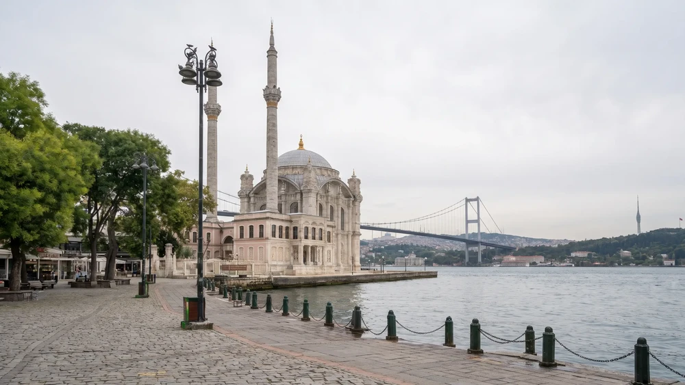 Büyük Mecidiye Camii'nin minareleri ve arkasında 15 Temmuz Şehitler Köprüsü, önde kıyı yürüyüş yolu