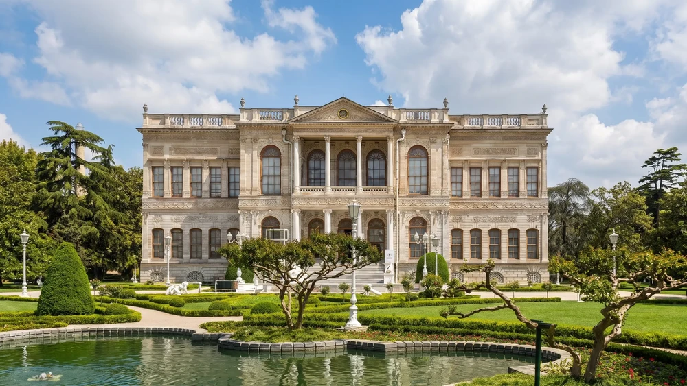 Resim Müzesi bahçesinde süs havuzu, çiçek tarhları ve taş cepheli bina