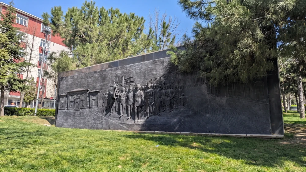 Şehitler Parkı'nda asker figürlü koyu renkli taş kabartma duvar