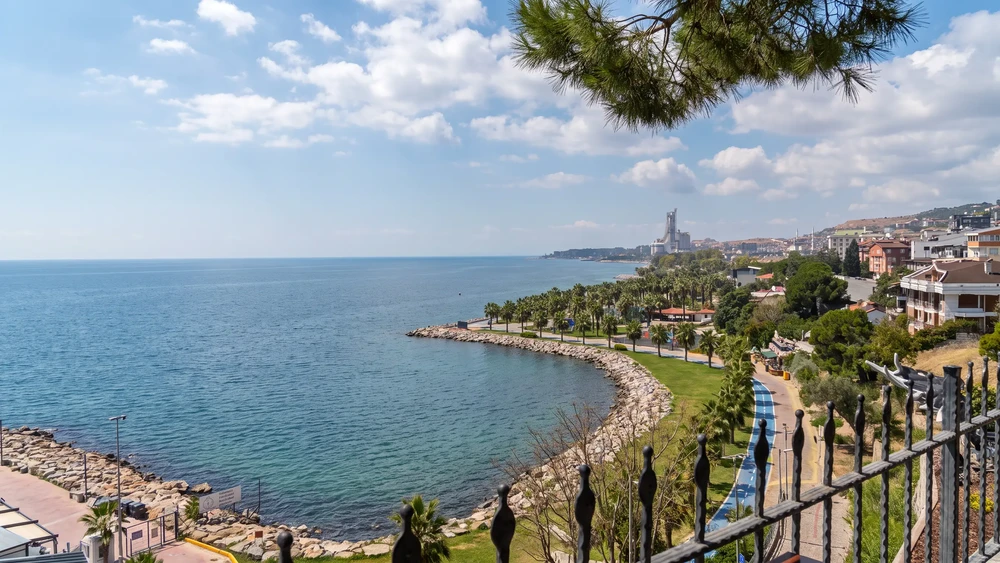 Seyir Köşkü Cafe terasından Darıca kıyısı ve Marmara Denizi görünümü