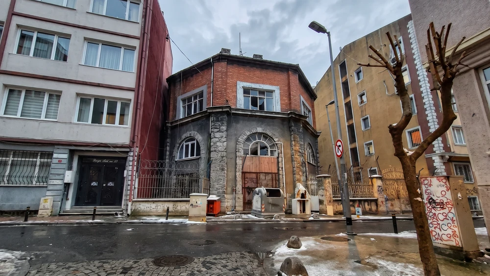 Bomonti'de sekizgen planlı tuğla ve taş cepheli Su Şatosu binası ve sokak