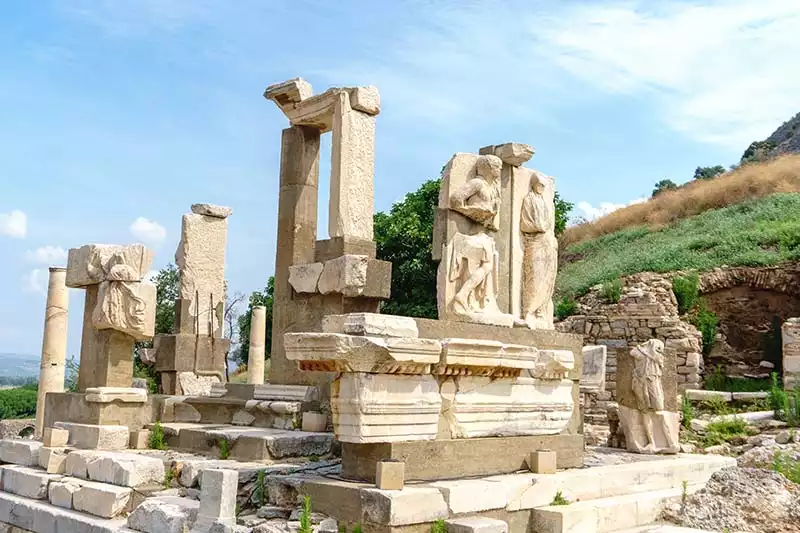 Efes Antik Kenti Tarihi Tapinaklari