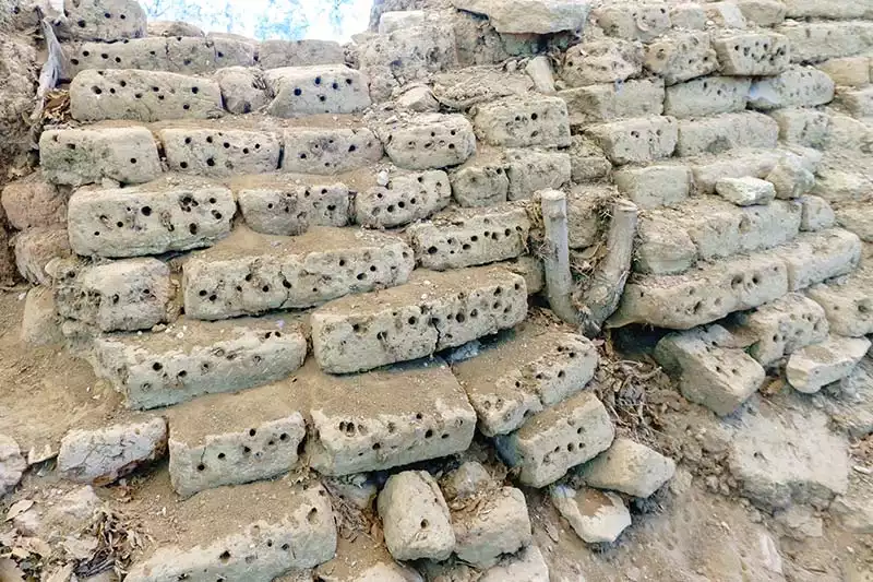 Troia Antik Kenti Delikli Duvarlar