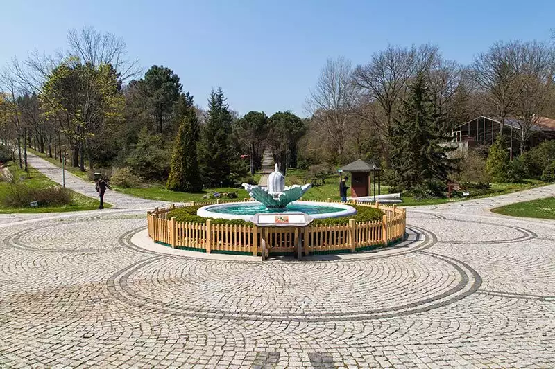 Ataturk Arboretumu Mese Heykeli Meydani