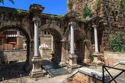 Antalya Kaleiçi Gezilecek Yerler Rehberi: Tarihi ve Kültürel Bir Yolculuk