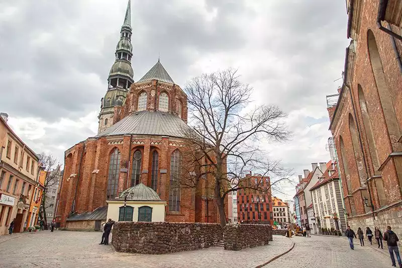 Riga St Peter Kilisesi Gez Yazisi