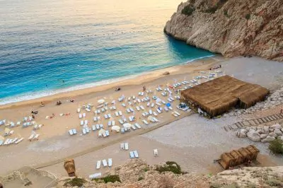 Kaputaş Plajı ve Mavi Mağara: Akdeniz’in Eşsiz Güzelliklerini Yaşayın