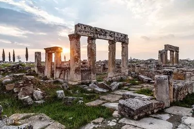 Hierapolis Antik Kenti: Kleopatra'nın Havuzu ve Arkeoloji Müzesi