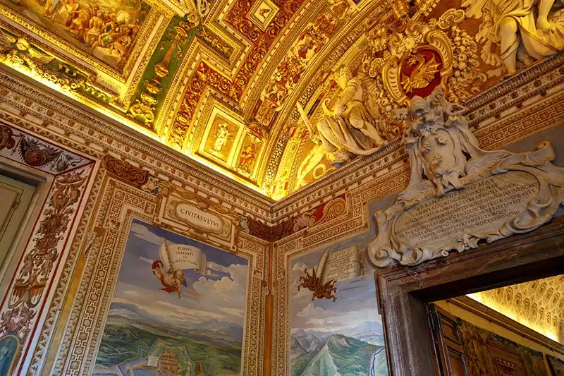 Vatican Muzesi Renkli Suslemeli Tavanlar