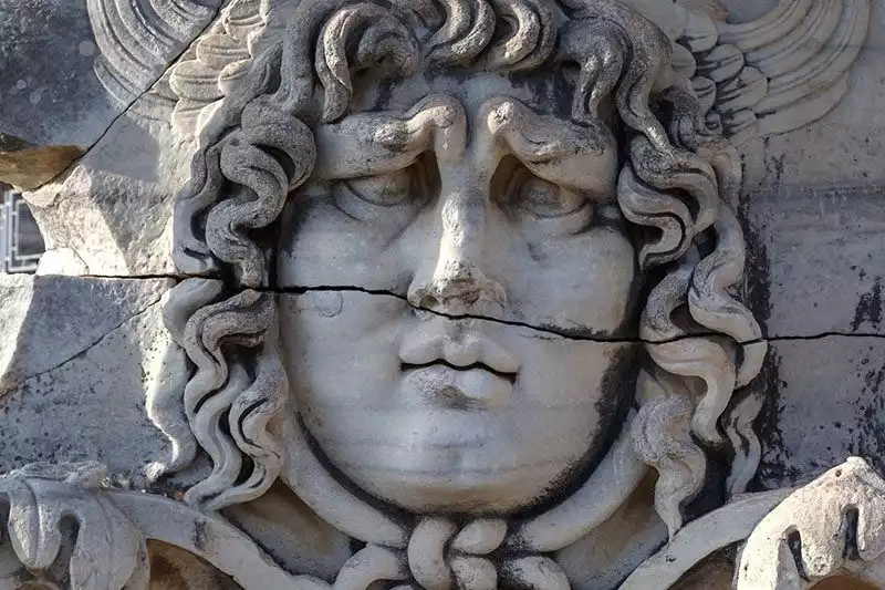 Didim Apollon Tapinagi Medusa Heykeli