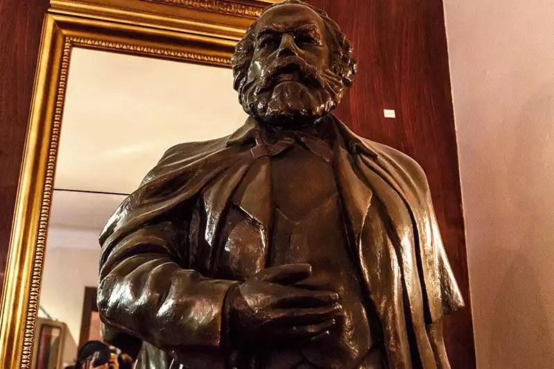 Prag Komunizm Muzesi Karl Marx Heykeli