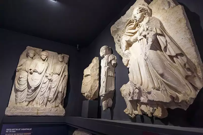 Izmir Efes Muzesi Domitianus Tapinagi Heykelleri