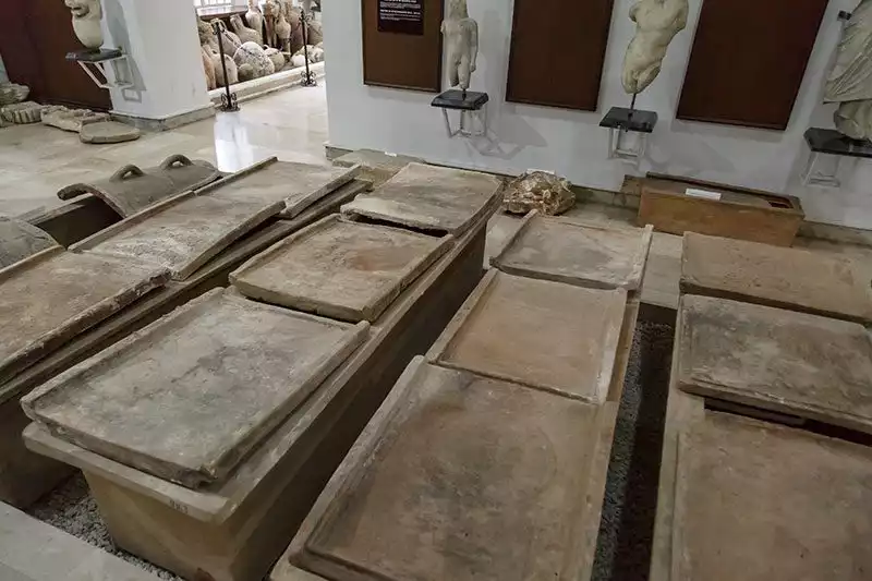 Mersin Arkeoloji Muzesi Lahitleri