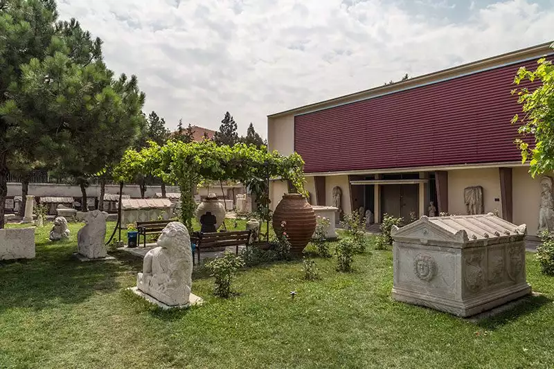 Konya Arkeoloji Muzesi Bahcesi