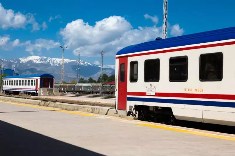 Dogu Ekspresi Erzurum Tren Istasyonu Munzur Daglari