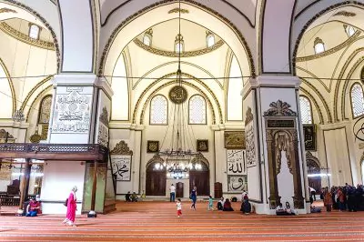Bursa Ulu Camii: Osmanlı Mimarisinin Büyüleyici Mirası