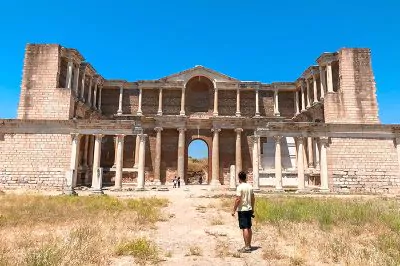 Sardes Antik Kenti: Paranın Kentinde Tarihi Gymnasium ve Sinagog Kalıntıları