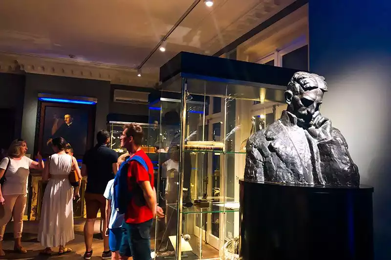 Sirbistan Belgrad Nikola Tesla Muzesi Sahsi Esyalar Heykeli
