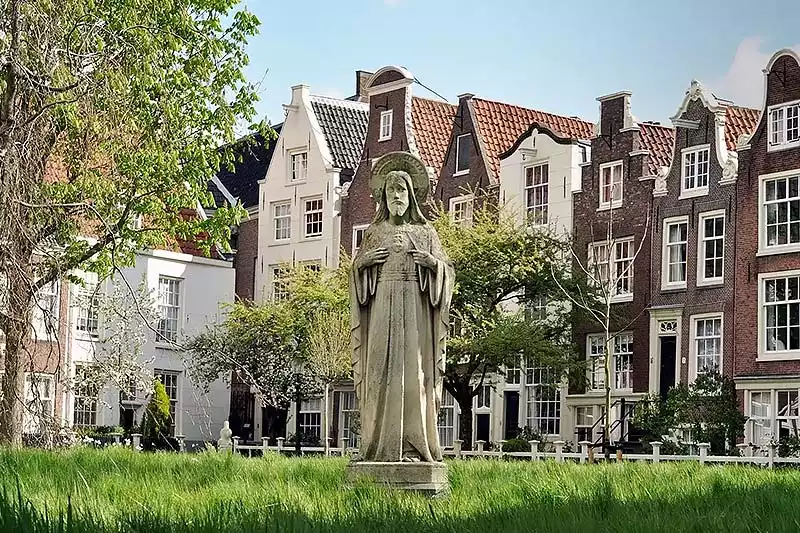 begijnhof in amsterdam sculpture